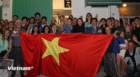 Bạn bè Argentina tham dự hoạt động quảng bá hình ảnh đất nước, con người Việt Nam tại thành phố Mar del Plata. (Ảnh: Diệu Hương/Vietnam+)