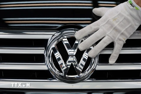 Nhân viên của Volkswagen gắn logo của hãng lên xe Phaeton tại nhà máy của Volkswagen ở Dresden, Tây Đức. (Nguồn: AFP/TTXVN)