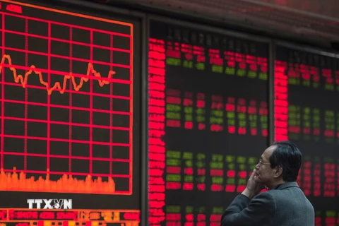 Nhà đầu tư theo dõi các chỉ số chứng khoán tại thủ đô Bắc Kinh, Trung Quốc. (Nguồn: AFP/TTXVN)