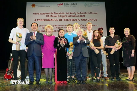 Chủ tịch nước Trần Đại Quang và Tổng thống Ireland Michael D. Higgins với các nghệ sỹ Ireland tham gia biểu diễn. (Ảnh: Nhan Sáng/TTXVN) 