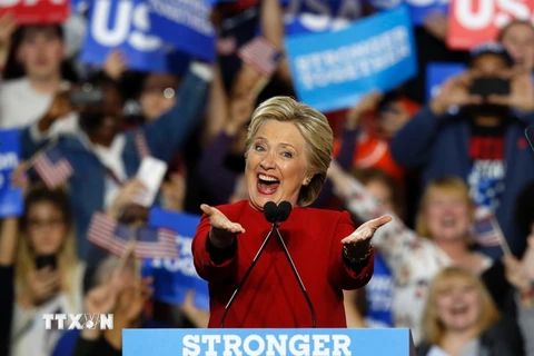 Các nhà đầu tư kỳ vọng chiến thắng của bà Hillary Clinton sẽ mang đến ít nguy cơ bất ổn và khiến thị trường ổn định hơn. (Nguồn: AFP/TTXVN)