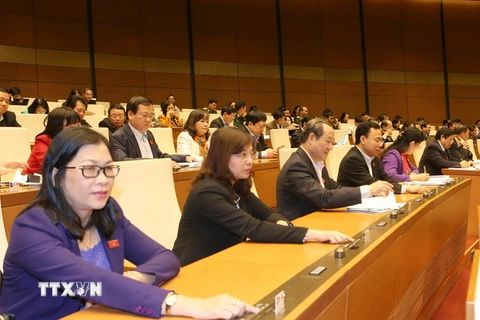 Các đại biểu Quốc hội tỉnh Bình Thuận bấm nút thông qua Nghị quyết. (Ảnh: Trọng Đức/TTXVN)