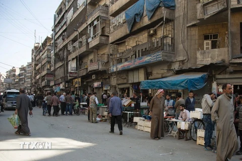 Người dân Syria tại thành phố Aleppo ngày 30/10. (Nguồn: AFP/TTXVN)