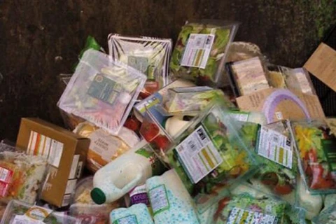 Thực phẩm bị vứt bỏ tại một siêu thị ở London. (Nguồn: independent.co.uk)