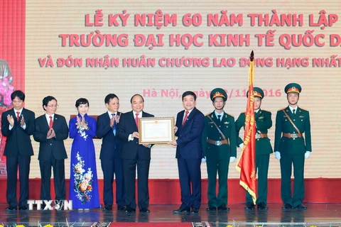 Thủ tướng Nguyễn Xuân Phúc trao tặng Huân chương Lao động hạng Nhất của Chủ tịch nước cho Trường Đại học Kinh tế Quốc dân. (Ảnh: Thống Nhất/TTXVN)