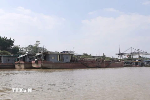 Tàu khai thác cát trái phép trên sông Hồng bị Phòng Cảnh sát đường thủy (PC68) Công an thành phố Hà Nội bắt giữ. (Ảnh: Doãn Tấn/TTXVN)