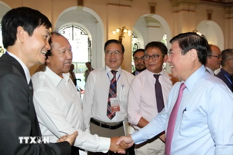 Chủ tịch UBND TP.Hồ Chí Minh Nguyễn Thành Phong gặp gỡ kiều bào Việt Nam. (Ảnh: Thanh Vũ/TTXVN)