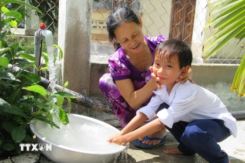 Người dân sử dụng nước sạch từ dự án. (Ảnh: Nguyễn Thành/TTXVN)