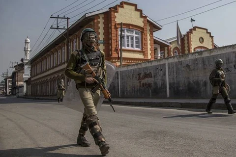 Binh sỹ Ấn Độ đi tuần tại khu vực Jammu và Kashmir. (Nguồn: AP)