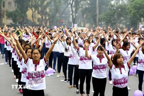 Học sinh, sinh viên nhảy Flashmob hưởng ứng lễ phát động Tháng hành động vì bình đẳng giới và phòng, chống bạo lực trên cơ sở giới năm 2016. (Ảnh: Minh Quyết/TTXVN)