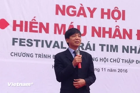 Phó Chủ tịch, Tổng Thư ký Trung ương Hội Chữ thập Đỏ Việt Nam Đoàn Văn Thái phát biểu tại ngày hội hiến máu. (Ảnh: Mỹ Bình/Vietnam+)