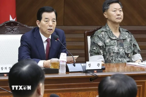 Bộ trưởng Quốc phòng Hàn Quốc Han Min-koo (trái, phía xa) chủ trì phiên họp với các tư lệnh quân đội ở Seoul. (Nguồn: EPA/TTXVN)