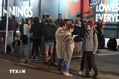 Người dân tại Wellington, New Zealand sơ tán ra bên ngoài các tòa nhà trong trận động đất. (Nguồn: AP/TTXVN)