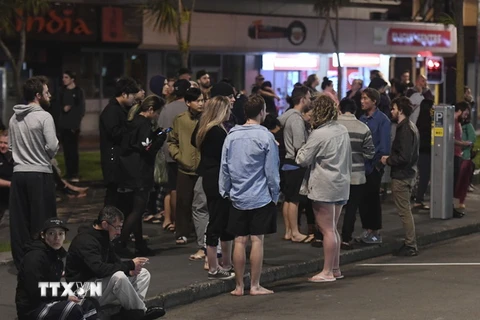 Người dân đổ ra đường do lo ngại dư chấn sau trận động đất ở Wellington, New Zealand sáng 14/11. (Nguồn: AP/TTXVN)