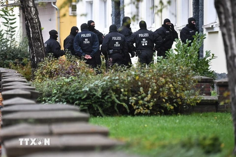 Cảnh sát Đức lục soát một ngôi nhà trong chiến dịch bắt giữ các đối tượng tình nghi hỗ trợ IS tại Hildesheim. (Nguồn: EPA/TTXVN)