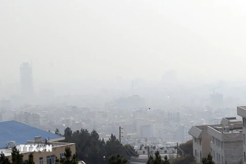 Khói mù bao phủ thủ đô Tehran ngày 13/11. (Nguồn: EPA/TTXVN)