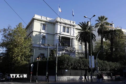 Bên ngoài tòa nhà Đại sứ quán Pháp tại Athens. (Nguồn: AP/TTXVN)