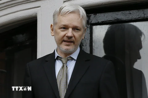 Người sáng lập WikiLeaks Julian Assange phát biểu với báo giới tại Đại sứ quán Ecuador ở London, Anh ngày 2/5. (Nguồn: AP/TTXVN)