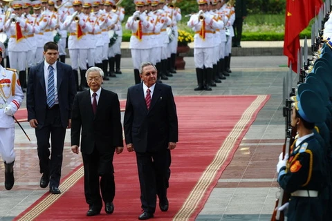 Chủ tịch Cuba Raul Castro trong chuyến thăm Việt Nam năm 2012 duyệt đội danh dự cùng Tổng Bí thư Nguyễn Phú Trọng (Nguồn: AFP)