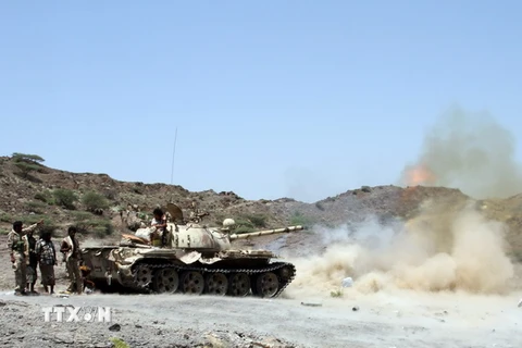 Lực lượng ủng hộ Chính phủ Yemen trong cuộc giao tranh với lực lượng Houthi tại Sharija, khu vực giáp ranh giữa tỉnh Taez và Lahj. (Nguồn: AFP/TTXVN)
