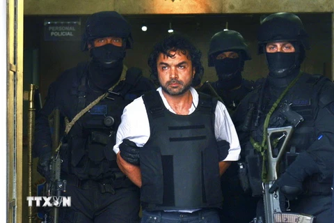 Cảnh sát áp giải Lopez Londono tới tòa án ở Comodoro Py thuộc Buenos Aires. (Nguồn: AFP/TTXVN)