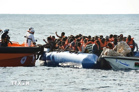 Lực lượng cứu hộ giải cứu người di cư ngoài khơi Libya ngày 4/11. (Nguồn: AFP/TTXVN)