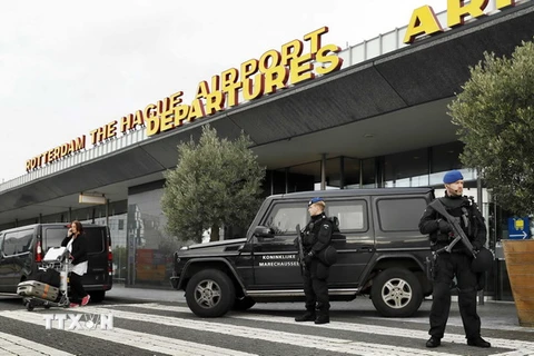 Cảnh sát vũ trang Hà Lan kiểm soát lối vào sân bay Rotterdam. (Nguồn: EPA/TTXVN)