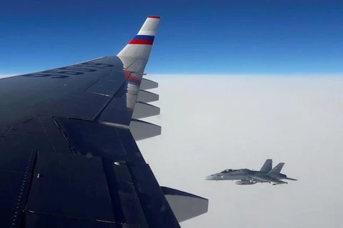 Chiếc máy bay F/A-18 của Thuỵ Sĩ áp sát máy bay của Nga. (Nguồn: Reuters)