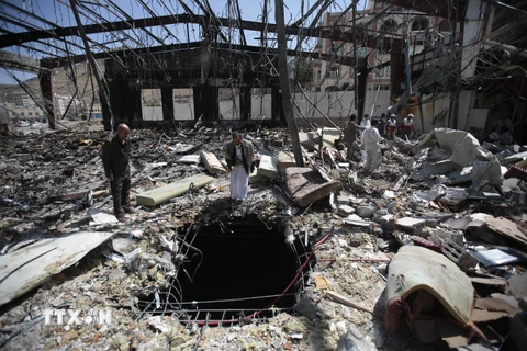 Cảnh đổ nát tại một khu nhà sau các cuộc không kích của liên quân Arab chống phiến quân Houthi ở Sanaa, Yemen. (Nguồn: AP/ TTXVN)