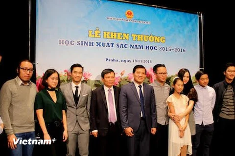 Đại sứ Trương Mạnh Sơn (đứng giữa) cùng với một số gương mặt trẻ tiêu biểu. (Ảnh: Trần Quang Vinh/Vietnam+)