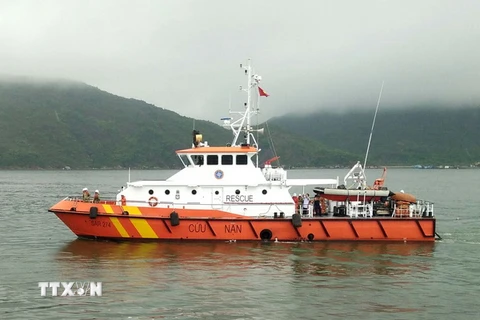 Tàu SAR 274 đưa ngư dân bị nạn vào đất liền điều trị. (Ảnh: Nguyên Linh/TTXVN)