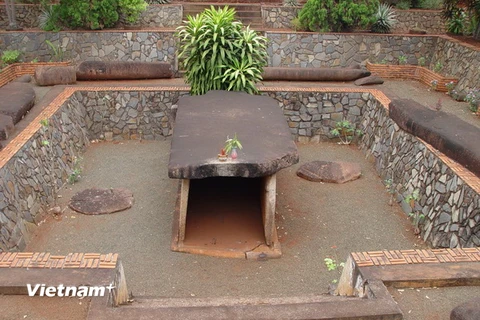 Di tích mộ cự thạch Hàng Gòn. (Ảnh: Sỹ Tuyên/Vietnam+)