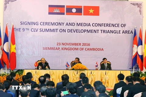 Thủ tướng Nguyễn Xuân Phúc, Thủ tướng Campuchia Samdech Hun Sen và Thủ tướng Lào Thongloun Sisoulith gặp gỡ báo chí sau khi kết thúc Hội nghị Cấp cao CLV9. (Ảnh:Thống Nhất/TTXVN)