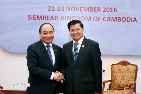Thủ tướng Nguyễn Xuân Phúc hội kiến Thủ tướng Lào Thongloun Sisoulith. (Ảnh:Thống Nhất/TTXVN)