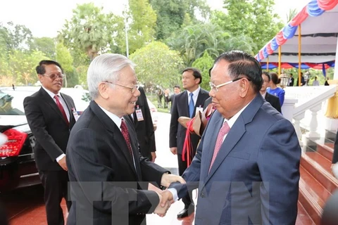 Tổng Bí thư, Chủ tịch nước Lào Bounhang Volachith đón Tổng Bí thư Nguyễn Phú Trọng. (Ảnh: Trí Dũng/TTXVN)
