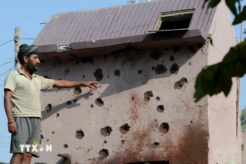 Một căn nhà bị hư hại sau đấu súng tại khu vực biên giới Kanachak, cách thủ phủ Jammu, Kashmir khoảng 25km. (Nguồn: AFP/TTXVN)