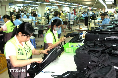 Công nhân sản xuất túi xách xuất khẩu tại Bình Dương. (Ảnh: Dương Chí Tưởng/TTXVN)