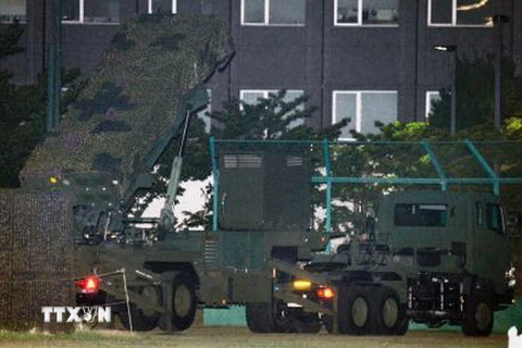 Hệ thống đánh chặn tên lửa đất đối không PAC-3 được triển khai trong khuôn viên trụ sở Bộ Quốc phòng Nhật Bản ở Tokyo. (Nguồn: Kyodo/TTXVN)
