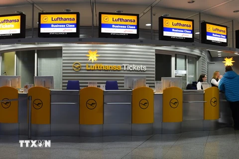 Cảnh vắng vẻ tại quầy làm thủ tục của hãng hàng không Lufthansa tại sân bay Franz-Josef-Strauss ở Munich, Đức. (Nguồn: AFP/TTXVN)
