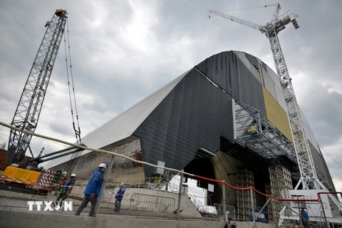 Mái vòm thép mới của Nhà máy điện nguyên tử Chernobyl tại Ukraine. (Nguồn: AFP/TTXVN)