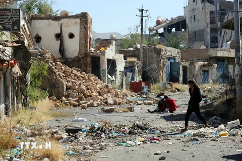 Cảnh đổ nát sau cuộc giao tranh giữa các lực lượng Chính phủ Yemen và quân nổi dậy ở thành phố Taez. (Nguồn: AFP/TTXVN)