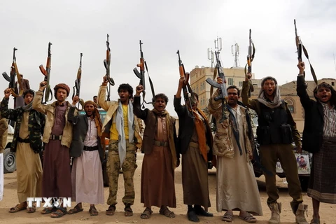 Phiến quân Houthi tại một khu vực ở thủ đô Sanaa. (Nguồn: EPA/TTXVN)