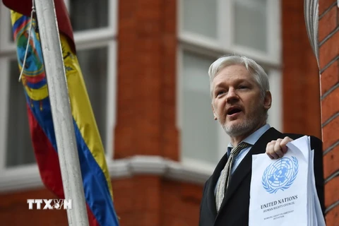 Người sáng lập WikiLeaks Julian Assange phát biểu với báo giới tại Đại sứ quán Ecuador ở London, Anh. (Nguồn: AFP/TTXVN)