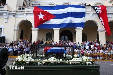 Người dân vĩnh biệt cố Lãnh tụ Fidel Castro khi đoàn xe tang mang tro cốt của ông tới Matanzas Malecon, Cuba. (Nguồn: EPA/TTXVN)