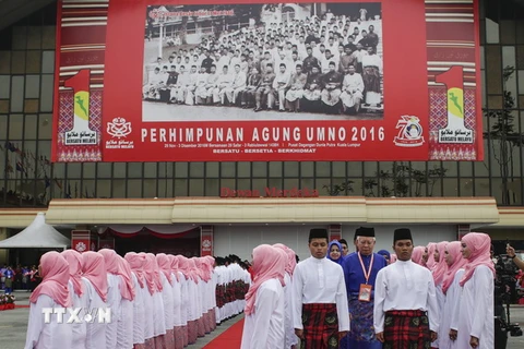 Chủ tịch UMNO, Thủ tướng Malaysia Najib Razak (giữa, phải) tại lễ khai mạc đại hội. (Nguồn: EPA/TTXVN)