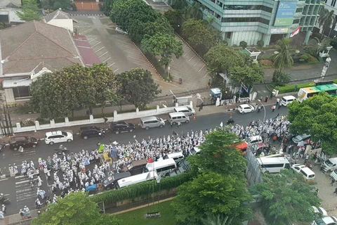 Dòng người Hồi giáo mặc trang phục màu trắng đổ về công viên ở trung tâm thủ đô Jakarta. (Nguồn: straitstimes.com)
