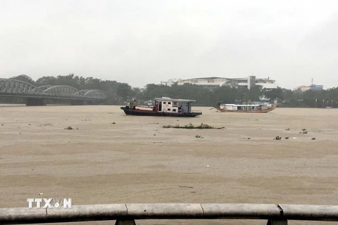 Nước sông Hương dâng cao do mưa lũ. (Ảnh: Quốc Việt/TTXVN)