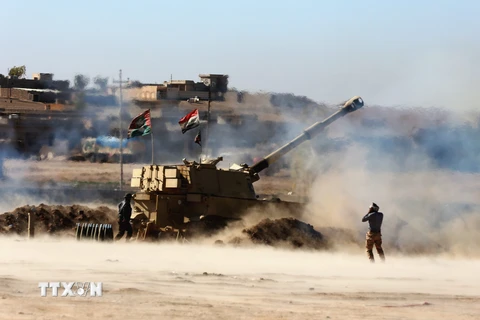 Quân đội Iraq bắn đạn pháo tấn công thành trì của IS tại Đông Bắc Mosul. (Nguồn: EPA/TTXVN)