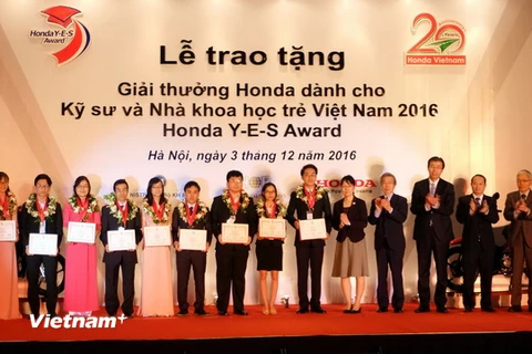 Các sinh viên xuất sắc nhất nhận giải thưởng Honda Y-E-S năm 2016. (Ảnh: Văn Xuyên/Vietnam+)