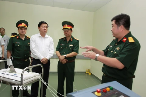 Bí thư Thành ủy Đinh La Thăng thăm các khoa điều trị kỹ thuật cao của Bệnh viện Quân y 175. (Ảnh: Phương Vy/TTXVN)